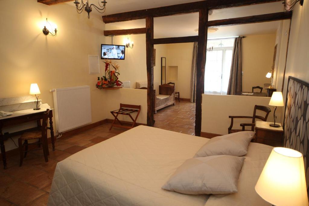 Hotel Des Consuls Castelnau-de-Montmiral الغرفة الصورة